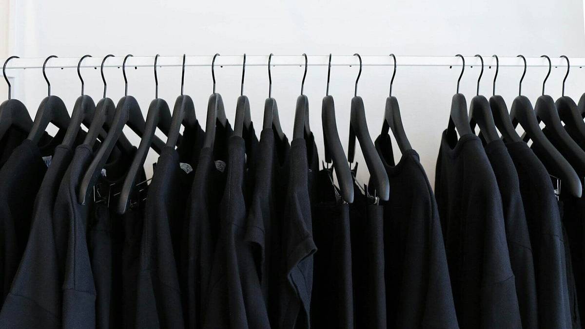 Oblíbená barva oblečení: Černá může vyjadřovat eleganci i odstup