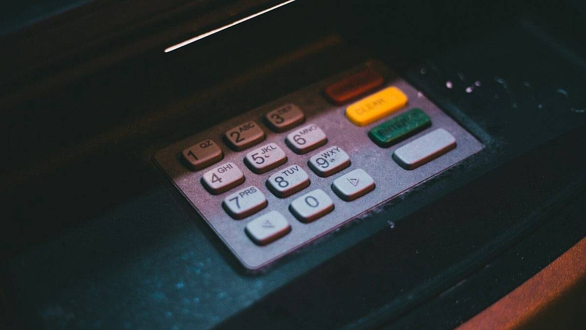 Jak podvodníci kopírují data z magnetických proužků vaší bankovní karty