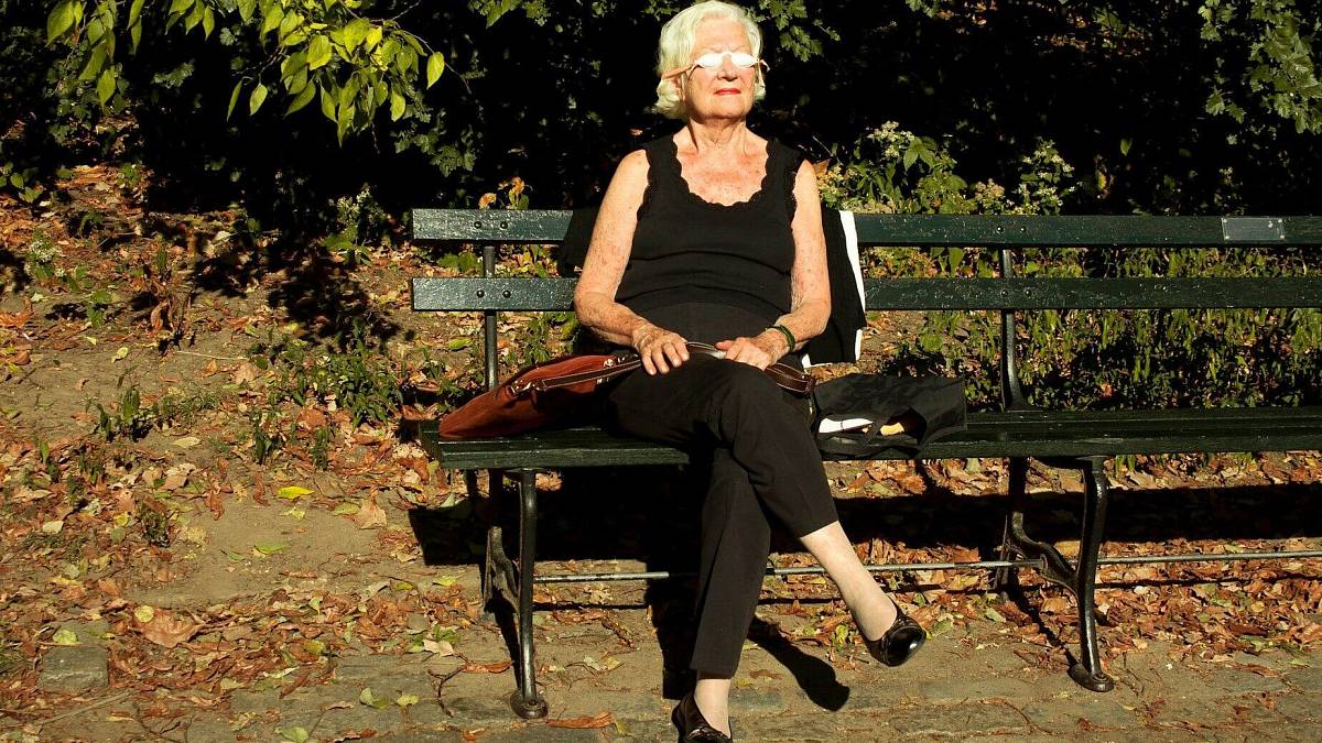 Toto je nejhorší barva oblečení pro ženy pro padesátce. České seniorky ji nosí pořád