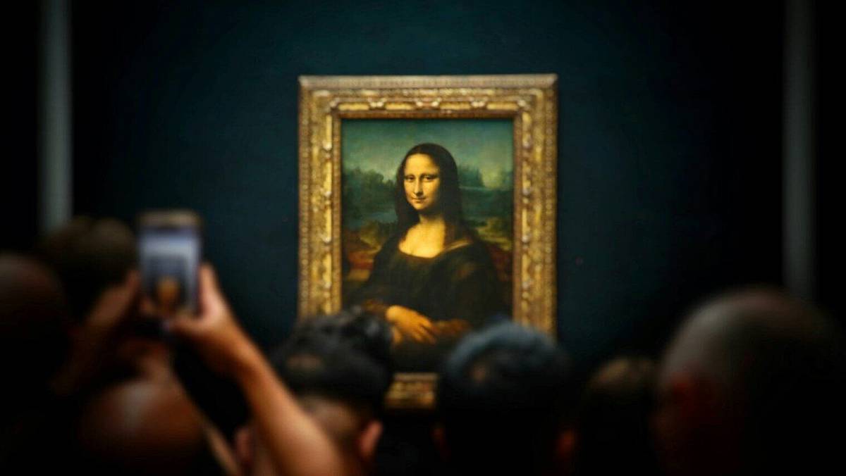 Vědci otočili obraz Mony Lisy na bok. U hlavy našli podivné symboly. Teď je zkoušejí rozluštit