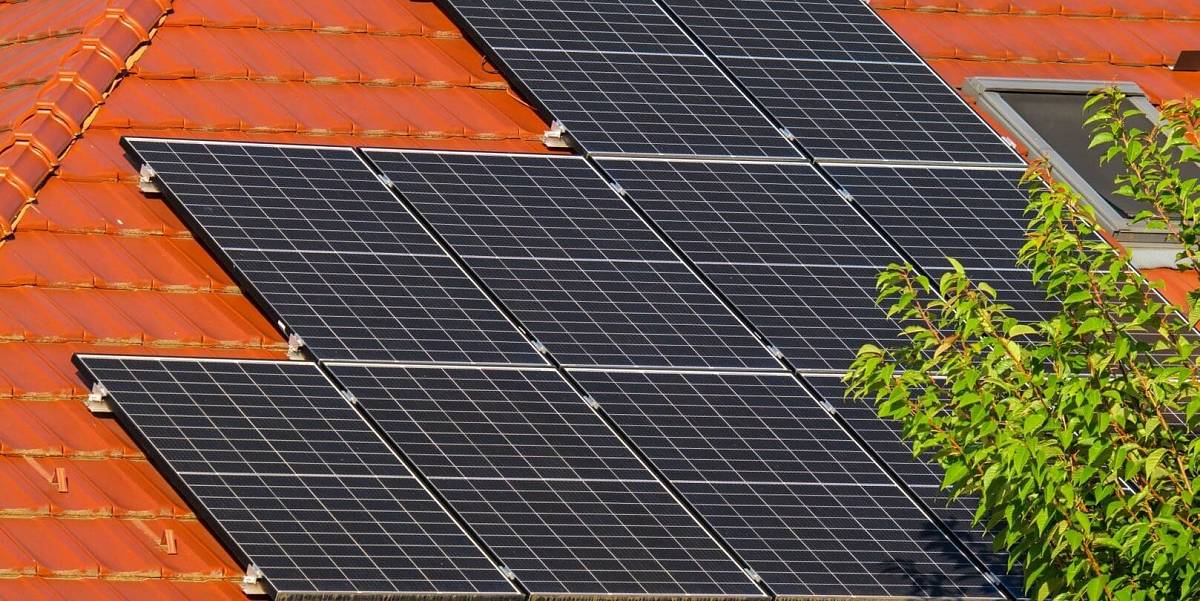 Češi vytrhávají ze střech solární panely. Češi našli způsob, jak mít elektřinu za minimum a bez střešní instalace