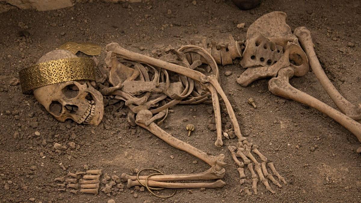 Náhrdelník ze zubů a dvě uťaté hlavy. Obsah pravěkého hrobu šokoval i otrlé archeology