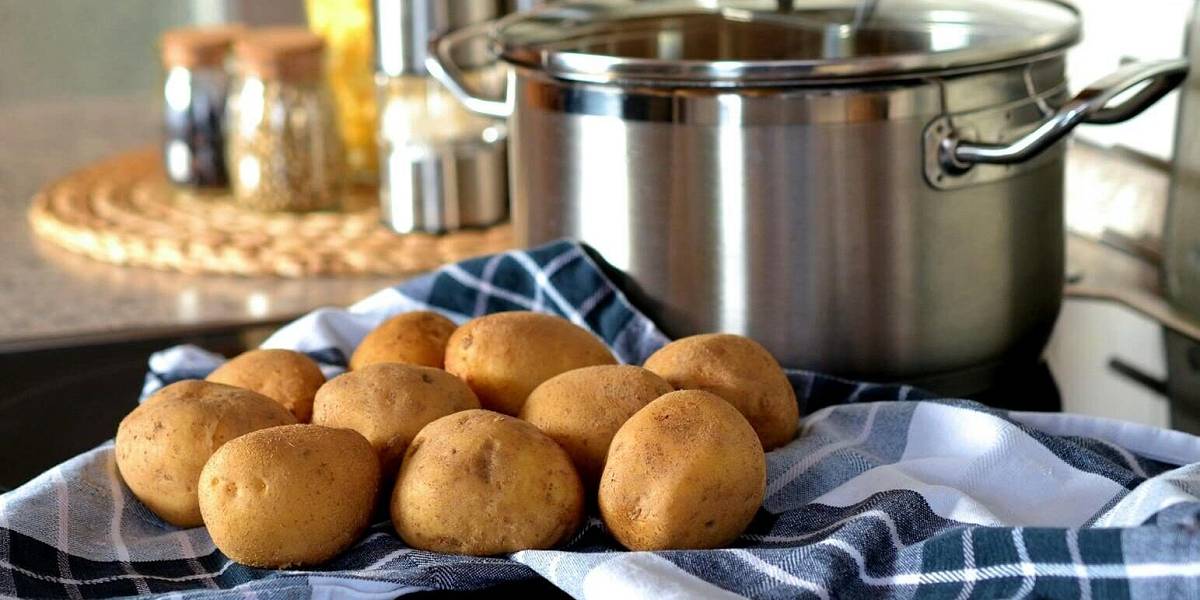 Jak skladovat brambory, aby neklíčily? Dejte k nim toto ovoce. Trik funguje na 100 %