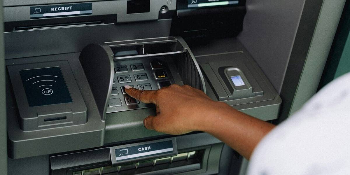 Bankomaty v Česku mají novou funkci. Mohou vás rovnou nahlásit finančnímu úřadu