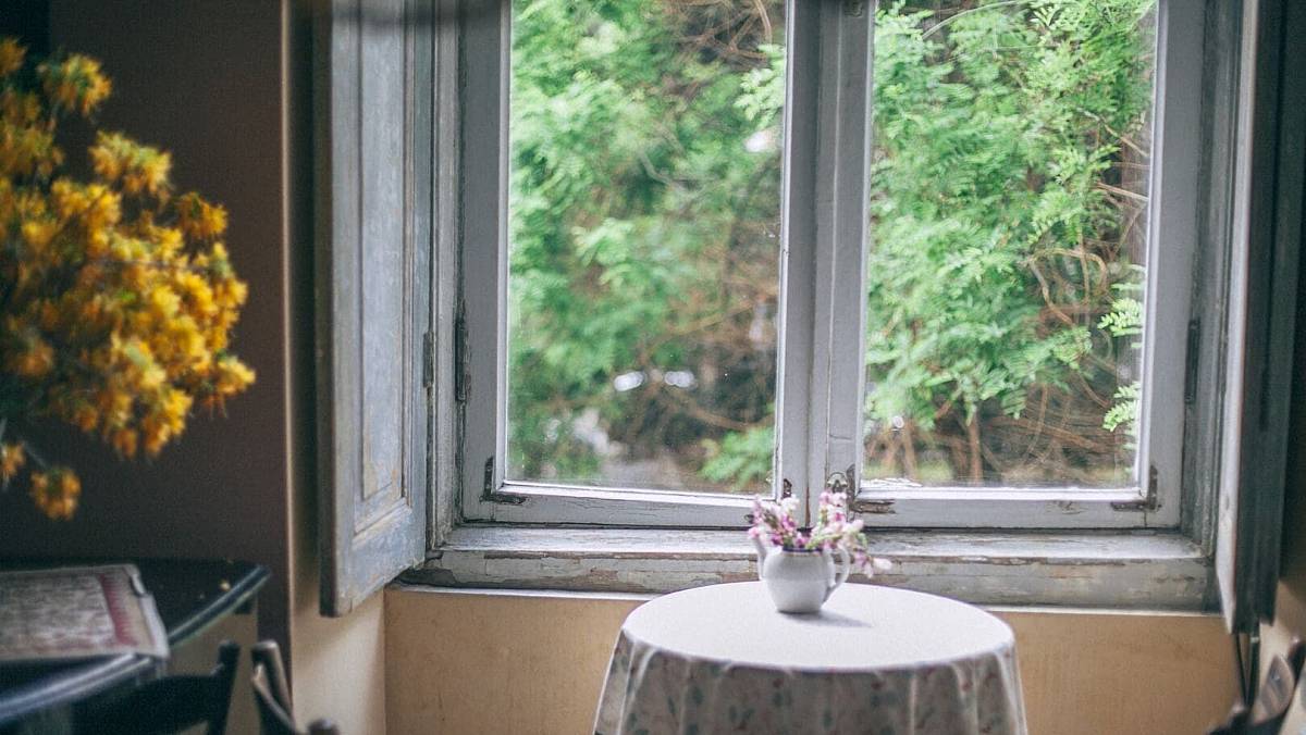 Češi sundávají žaluzie z oken. Nahrazují je vychytávkou, přes kterou vidíte ven, ale dovnitř nikdo