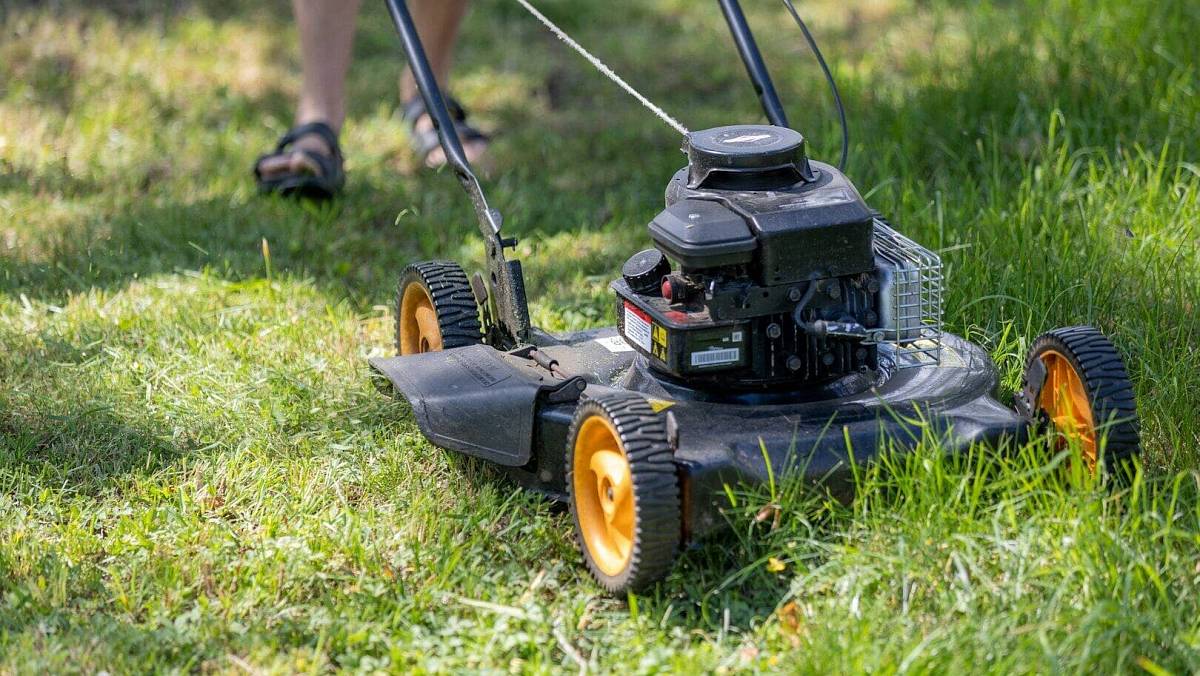 Moderní robotické sekačky: Kombinují GPS navigaci, kamery a umělou inteligenci