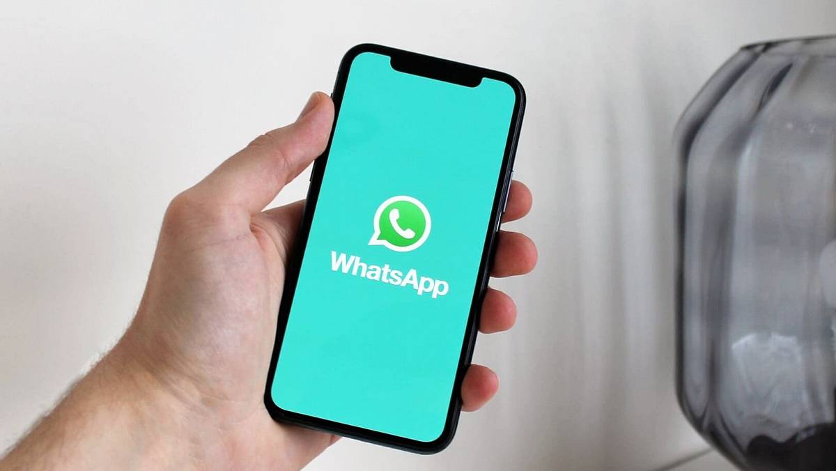 Kdo má WhatsApp, může čekat problém. K fotkám se teď dostane kdokoliv. Heslo do telefonu znát nemusí