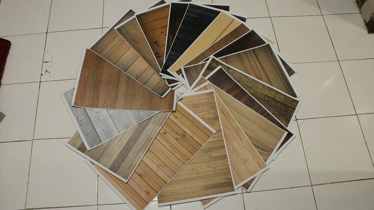 Vinylové nálepky na podlahu: Rychlá proměna interiéru bez renovace