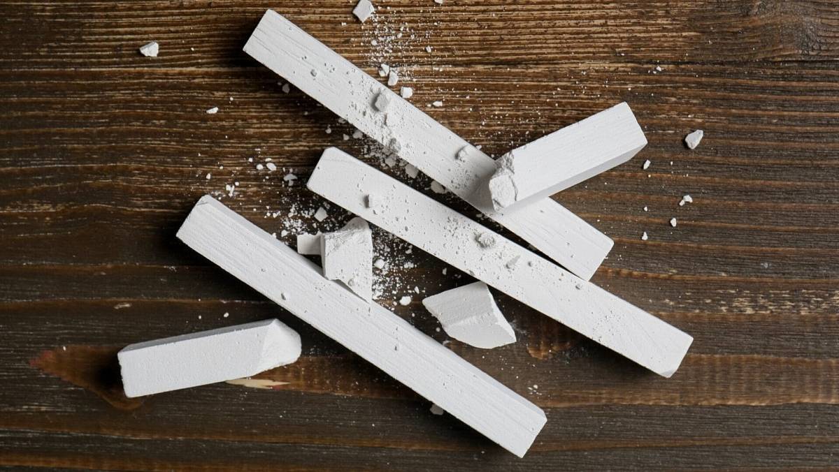 Starý školní trik: Jak křída pracuje s vlhkostí, pachy i mastnotou