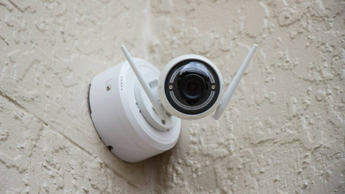 Jak běžným mobilem odhalit skrytou kameru, která vás šmíruje. Je to snadné