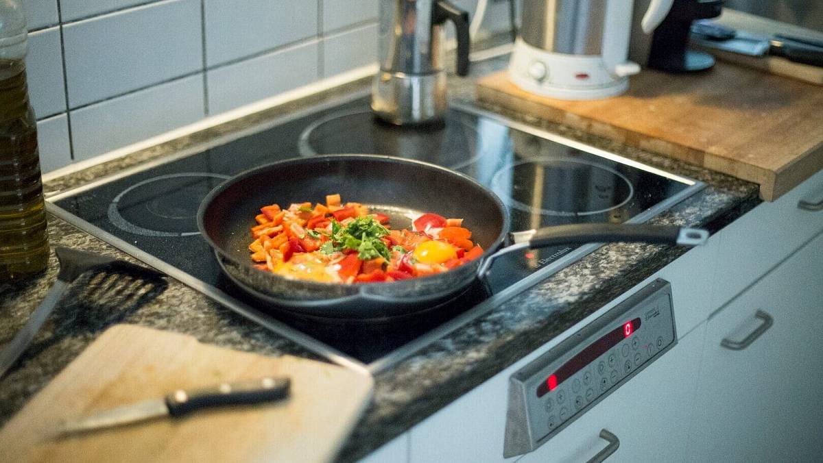 Spotřebuje víc energie než lednička a pračka dohromady. V kuchyni trůní většině Česka