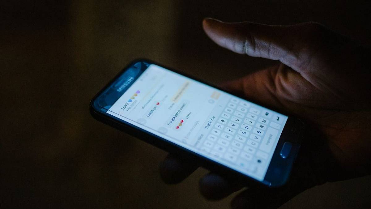 Česká pošta varuje před masivním podvodem: Pokud vám přijde tato sms, neklikejte na ni, je to podvod, přijdete o peníze