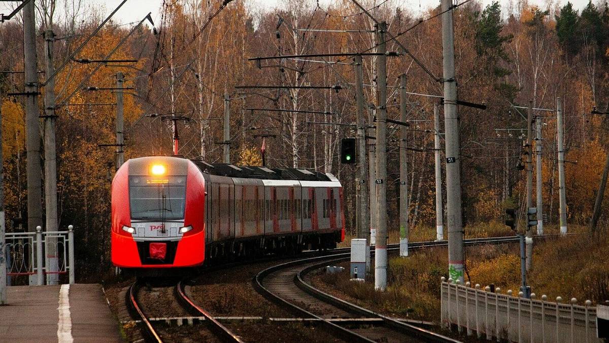 Vláda plánuje 75 % slevy na jízdné pro důchodce a studenty: Proč si na ně počkáme až do roku 2027?
