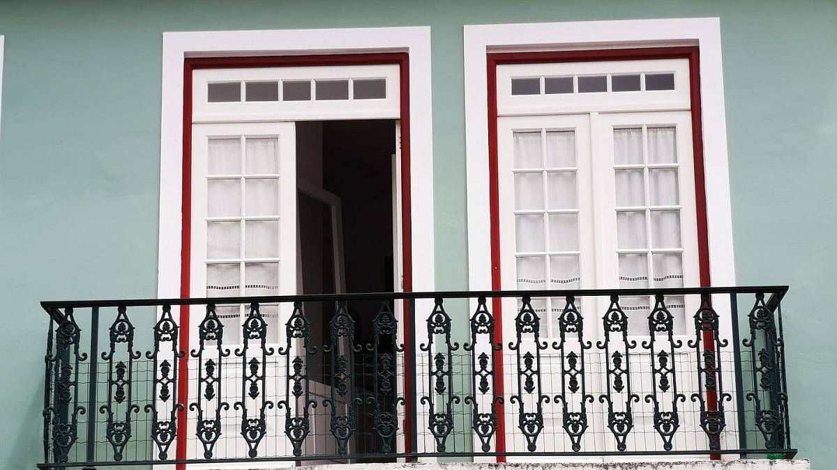 Sousedka neustále zamykala společný balkon, abych tam nemohl. Vytrestal jsem ji, že mě teď obchází obloukem