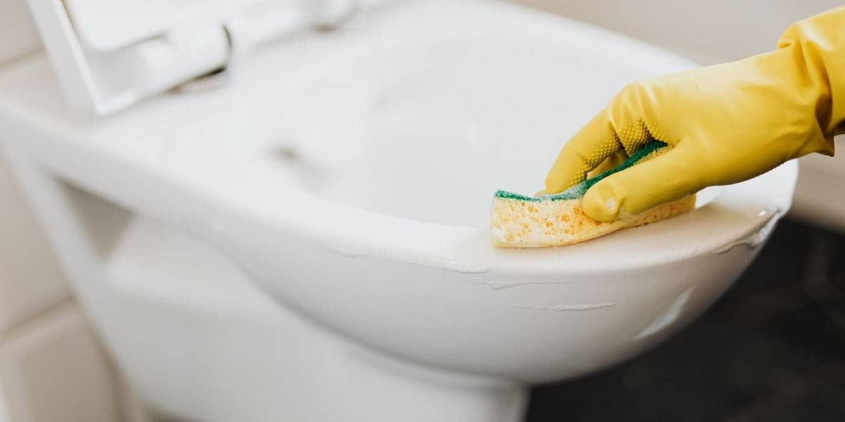 Ani ocet, ani saponát. Toto nasypte na noc do záchodu a ráno spláchnete velké šupiny vodního kamene