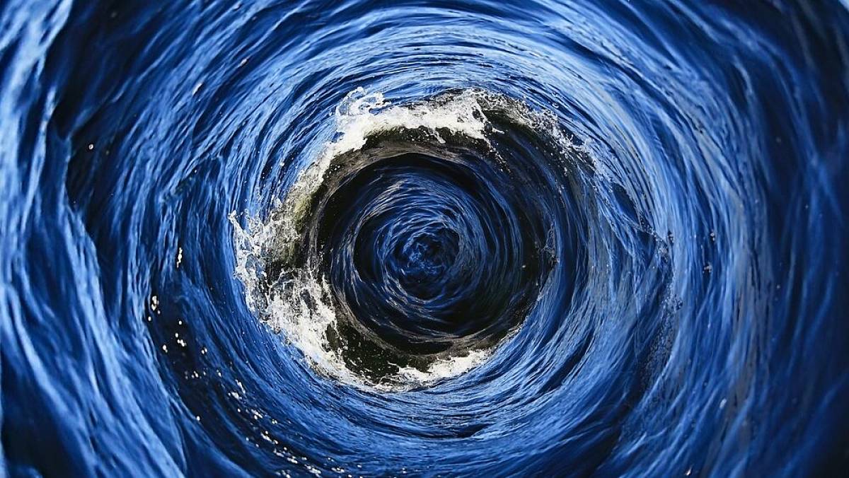 V oceánu se objevila černá díra. Obří trychtýř vcucne vše, co se dostane do jeho blízkosti