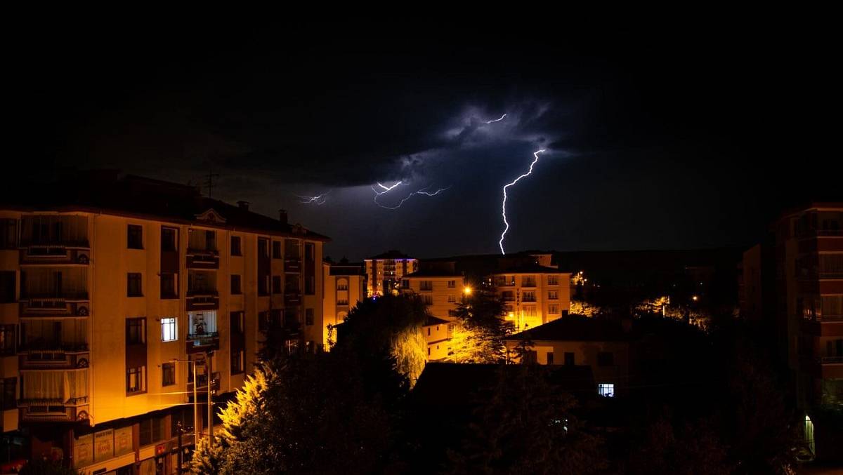 Proč někdy zahřmí z čistého nebe? Podivný meteorologický jev má vědecké vysvětlení