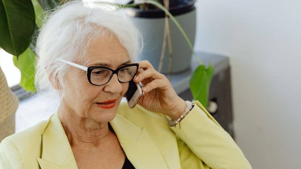 Zaslechla jsem tchyni, jak telefonuje s kamarádkou. Její jediná věta zničila rodinné vztahy