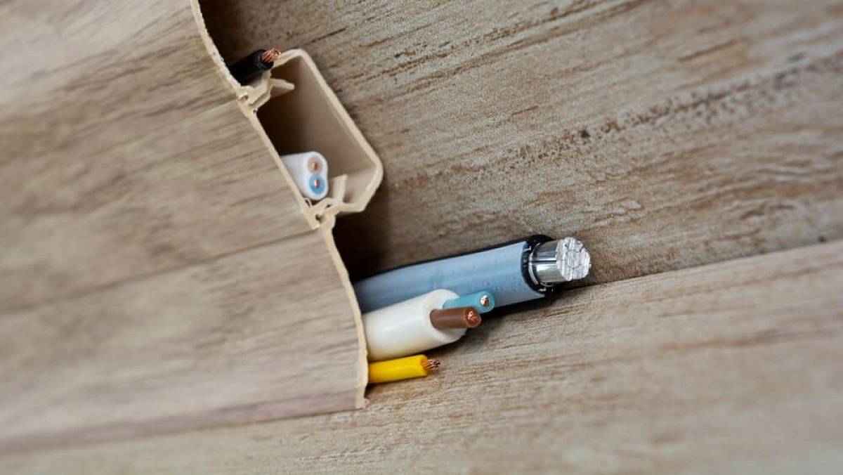 Konec prodlužovaček a ohyzdných kabelů od elektroniky. Domácí kutil ukázal, jak je skrýt elegantně a jednoduše