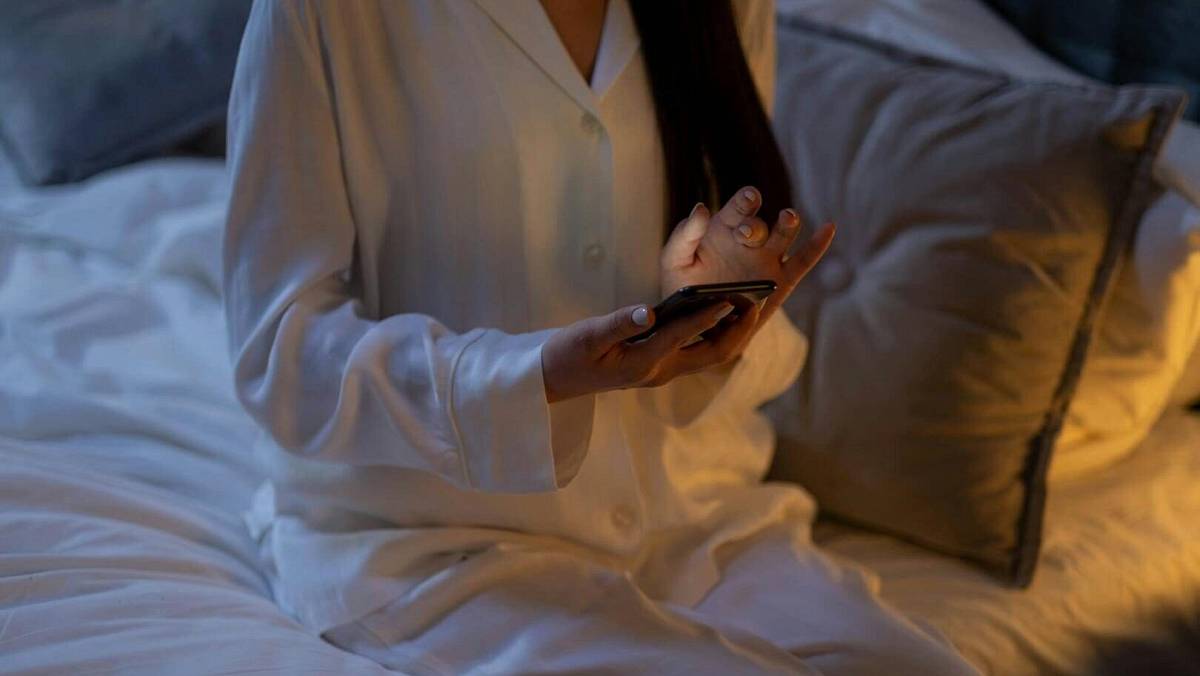 Tuto „obyčejnou“ věc udělá 90 % Čechů hned po probuzení. Zkracujete si život, varují lékaři