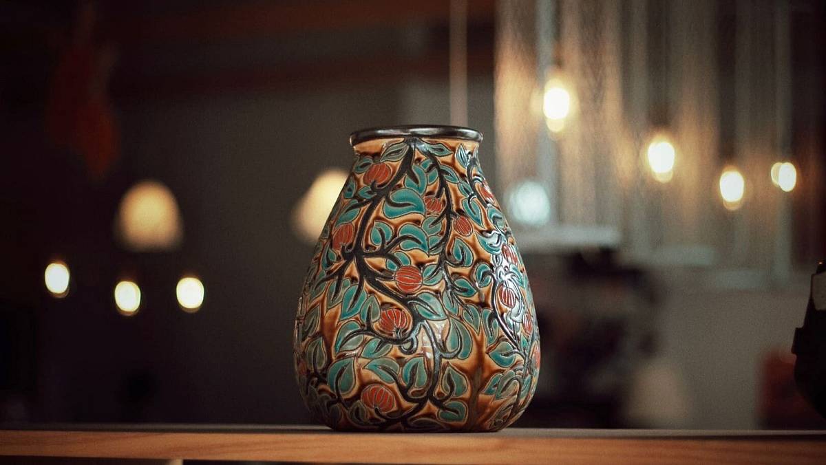 Tuhle vázu má doma ještě leckterá důchodkdyně. Sběratelé za ni nabízí 130 000 Kč