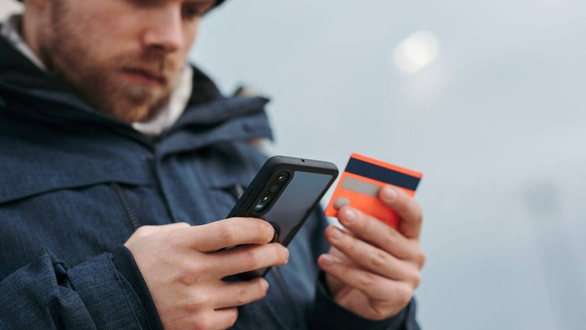 Nová zákeřná metoda krádeže peněz. Podvodníci požadují předložení platební karty