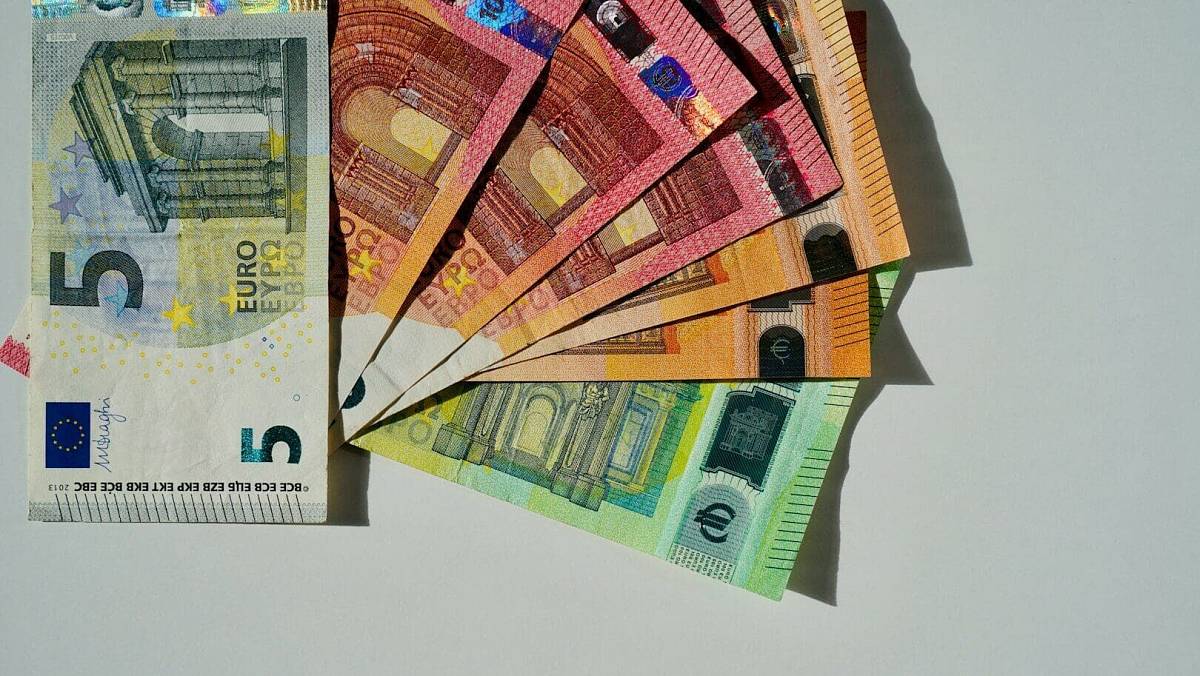 Bankomaty čekají od dubna velké změny. V Česku bude možné běžně vybrat eura