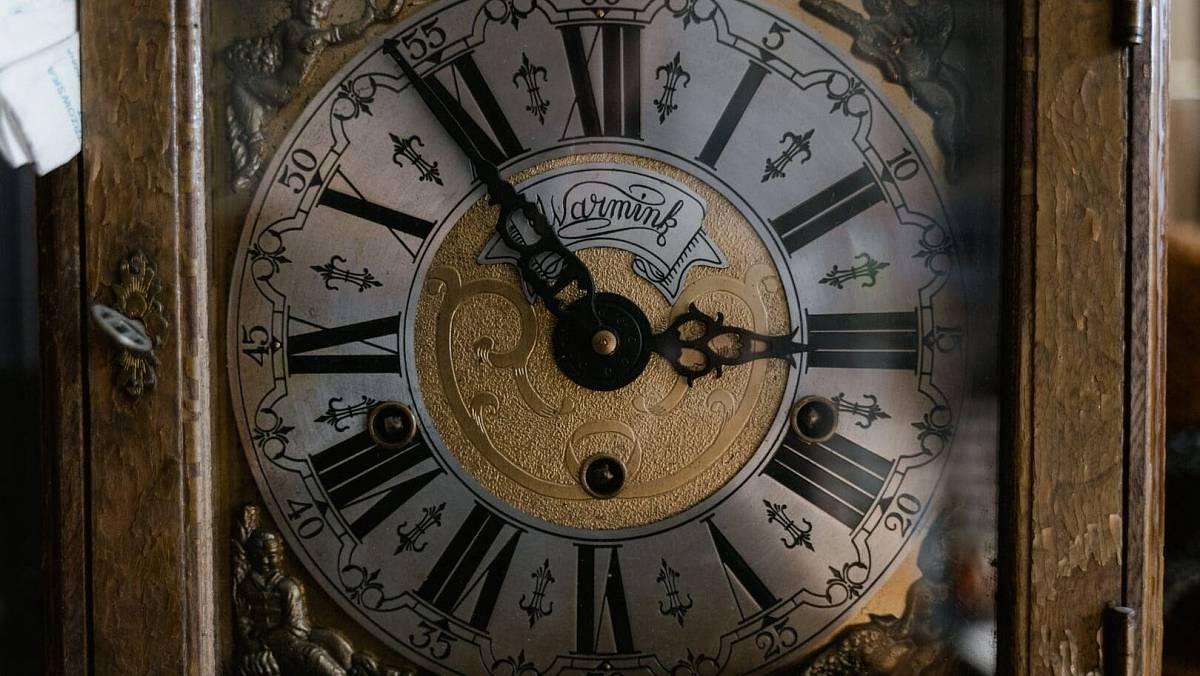 Tyto starožitné hodiny kdysi zdobily salony aristokracie. Dnes mohou mít hodnotu i stovky tisíc korun