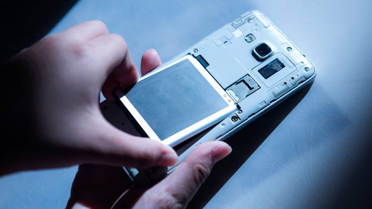 EU tvrdě rozhodla: Od 18. února 2027 čeká všechny majitele mobilních telefonů zásadní změna