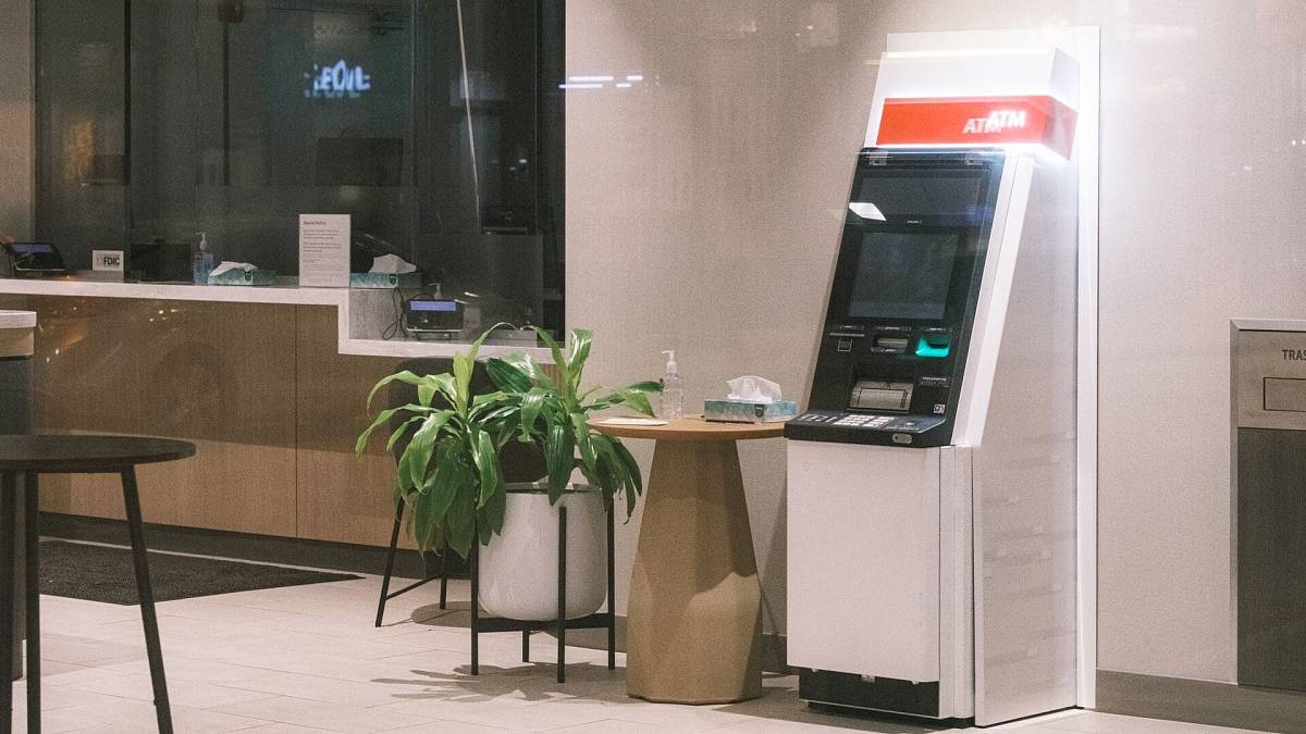 Většina bank chystá omezení u přepážek. Odnesou to především senioři