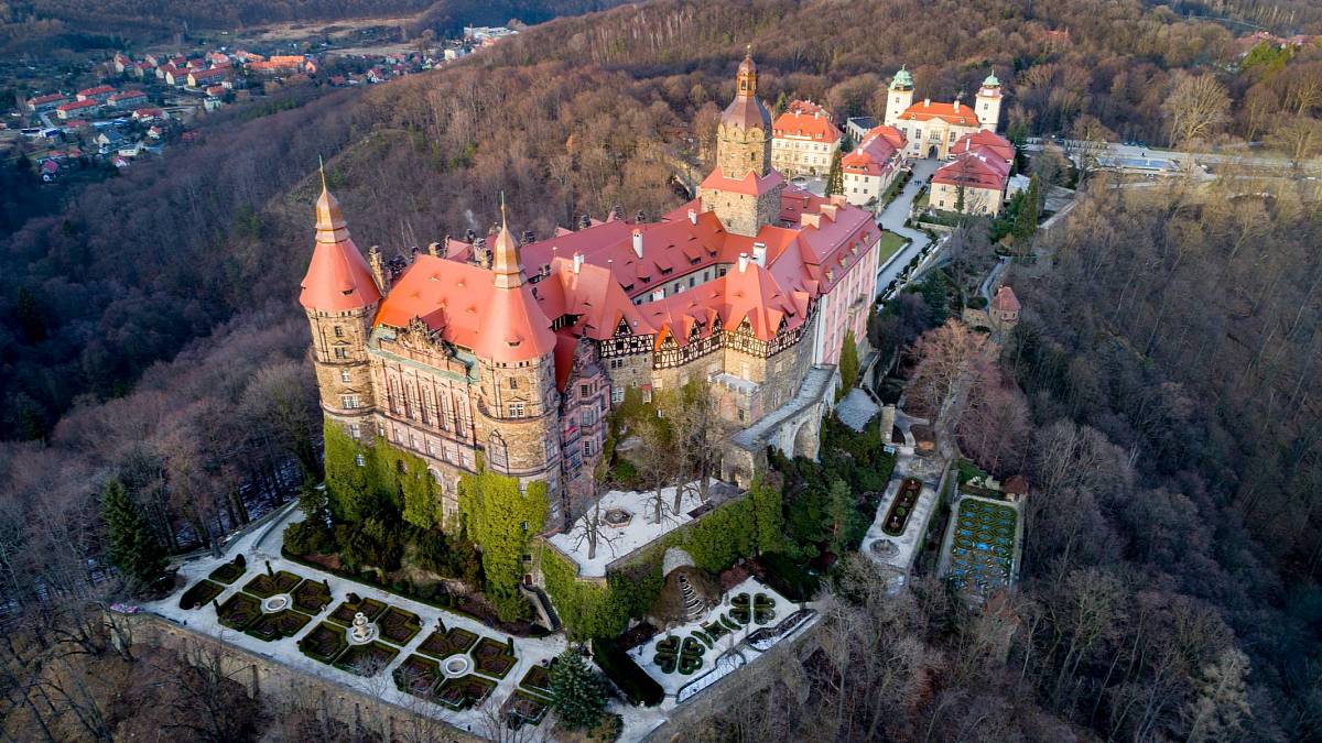 Nejmystičtější hrad v Polsku: Tajemná sklepení s poklady diktátora, 600 místností a zazděné mrtvoly