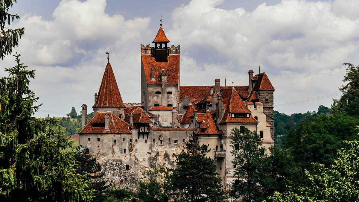 Český architekt vystavil rumunskému vládci ohromující palác v údolí krvelačných upírů