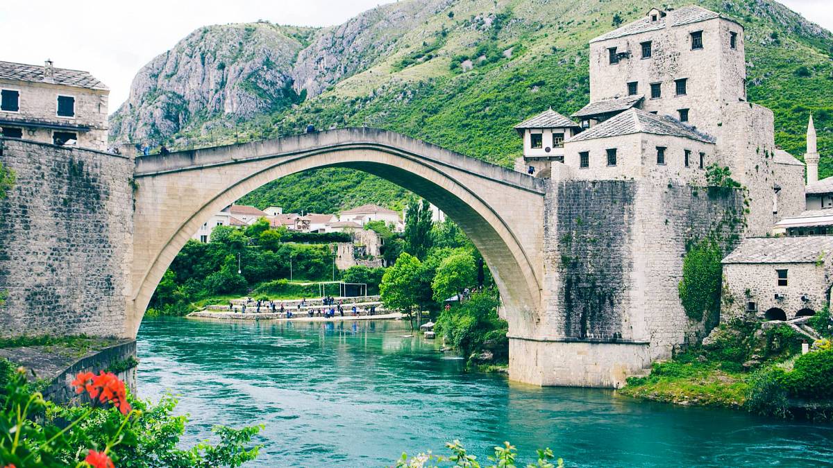 Bosenský Mostar i Stari most byl obnoven. Dodnes si zde koupíte záhadné suvenýry