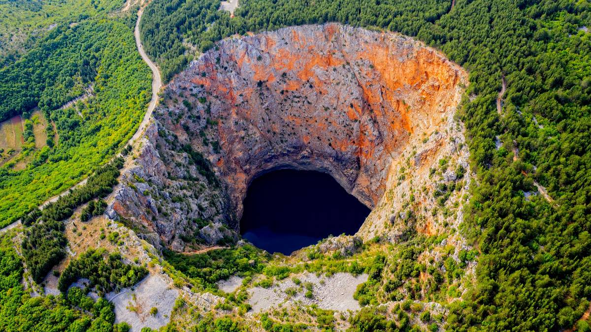 Záhadné chorvatské jezero, do kterého nikdo nedokáže hodit kámen