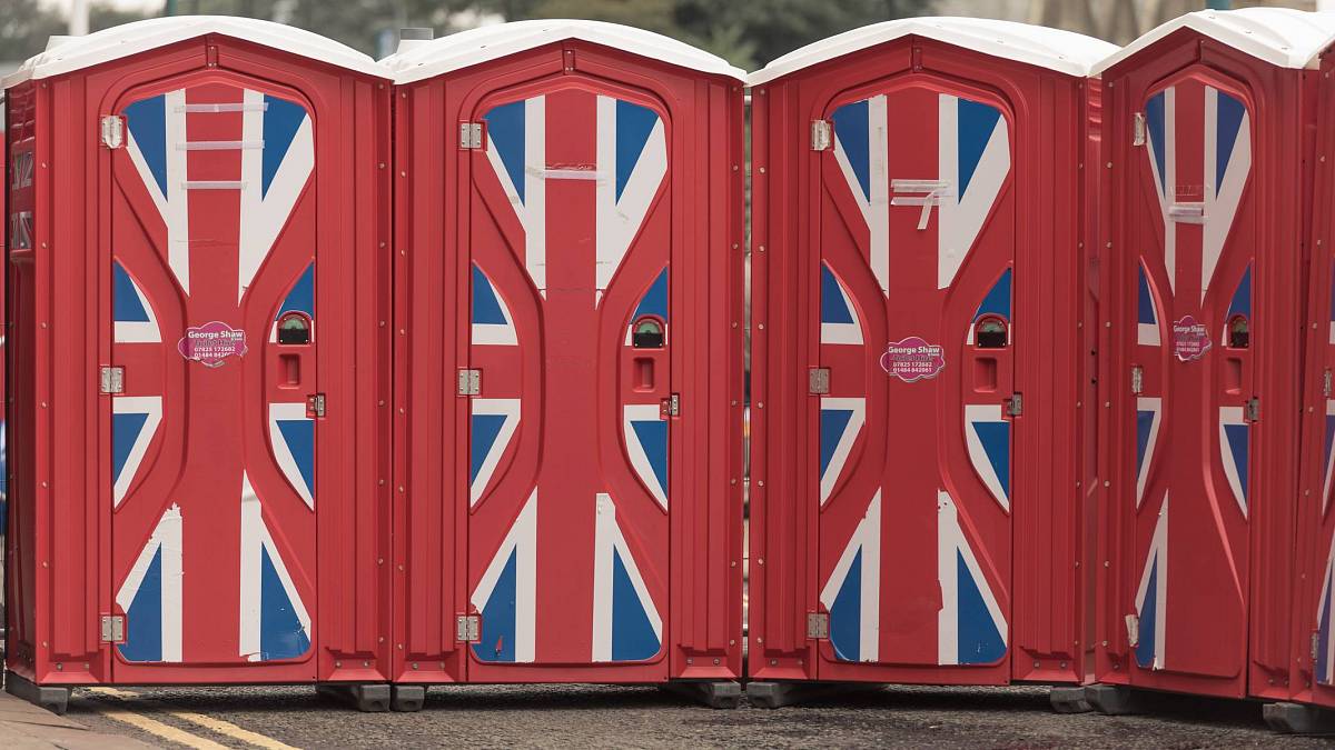 Nechutná tajemství: Britové mění veřejné záchodky na WC bary a noční kluby