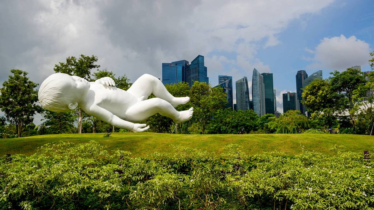 Šokující umění v Singapuru: Vznášející se sedmitunové dítě