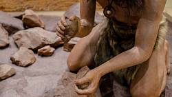 První umělou hmotu lidstva používali hojně neandrtálci i Ötzi. Pro vědce byla dlouho záhadou