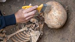 Obličejem dolů, aby kousalo prach, a se zámkem: Na prokletém hřbitově ze 17. století byl objeven „upíří" dětský hrob