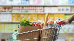 Bohatí vydělávají, chudí platí víc. Supermarkety zneužívají slevy k vlastnímu zisku