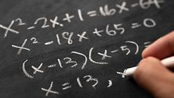 Základní matematika pro školáky, ale většina dospělých nepochopí, jak to spočítat: 12 ÷ (4 + 4) × 5