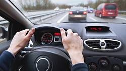 Tahle věc na zpětném zrcátku vám může zavařit. Policie už rozdává pokuty až 5 000 Kč