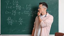 Na první pohled jednoduché, ale... Víte, jak správně vyřešit: 7 + 21 ÷ (3 × 1)?
