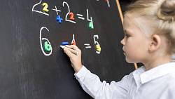 Dětský příklad, který mate dospělé. Zjistěte, kolik je vlastně 60 – (8 + 4) × 3