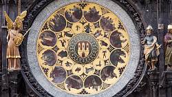 Orloj v Praze je jedním z nejslavnějších hodinových strojů na světě a jeho historie je velmi složitá