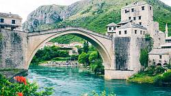 Bosenský Mostar i Stari most byl obnoven. Dodnes si zde koupíte záhadné suvenýry