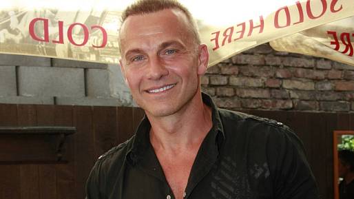 Dříve býval velmi krásný. Jak vypadá dnes zpěvák Martin Maxa a čím se živí?