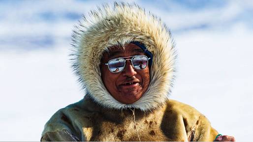 Proč mají Inuité tmavou pleť? Barva je zesilována nedostatkem čistoty, pot si seškrabávají z obličeje nožem. Jen miminka jsou světlá