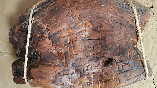 7000 let stará tabulka nalezená v Řecku přepisuje historii. Deska Dispilio je nejstarší důkaz o psaném textu