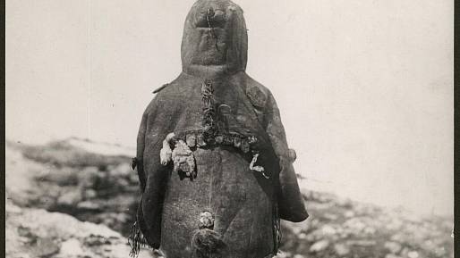 Hlava racka inuitské dceři pro lehký porod, synovi sokolí pařáty, psovi pomočený střep aneb Zlí duchové se bojí moči a amuletů