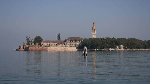 Na ostrově Poveglia byli internováni nemocní s dýmějovým morem. Podmínky byly strašlivé a ztráty obrovské. Říká se mu Ostrov smrti